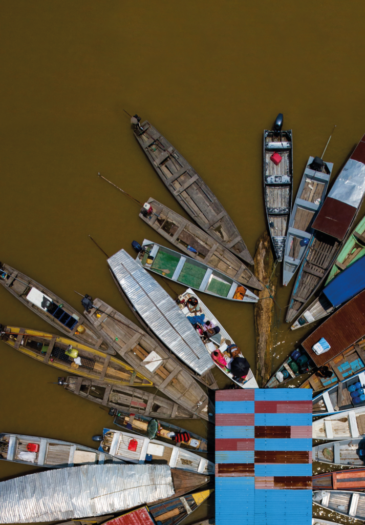 canoas atracadas no porto